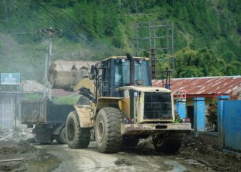 Akses Tertutup Lumpur, Pemkab Aceh Tengah Kerahkan Alat Berat di Jalan Mendale
