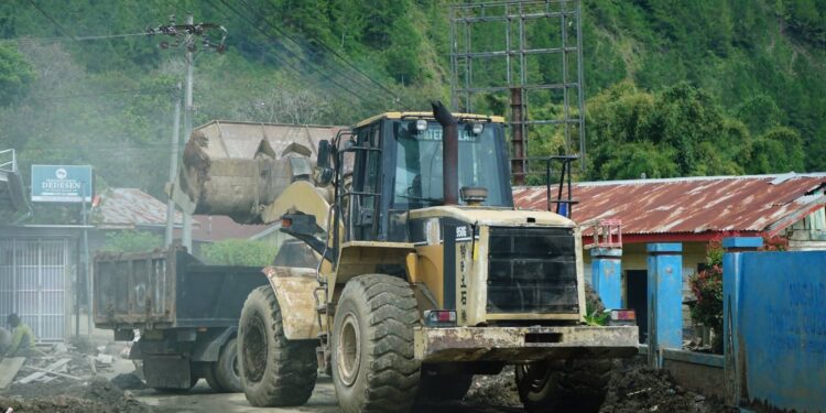 Akses Tertutup Lumpur, Pemkab Aceh Tengah Kerahkan Alat Berat di Jalan Mendale