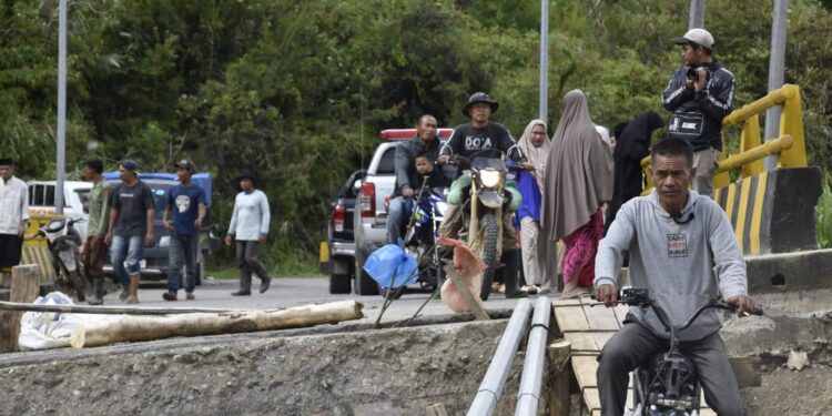 Banjir Susulan Memutus Akses Kampung Gemboyah, Bupati Haili Tanggap Turunkan Alat Berat
