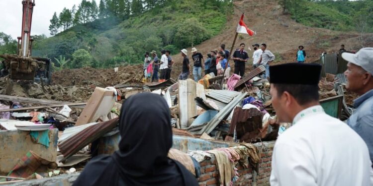 Bupati Haili Yoga Pantau Langsung Pencarian Korban Longsor di Ayangan Kebayakan
