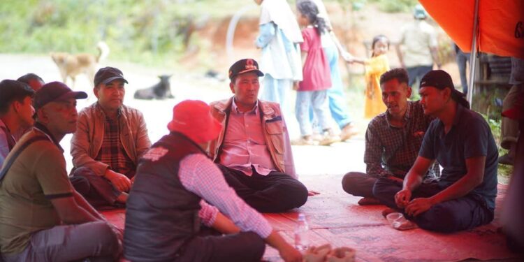 Bupati Haili Yoga Tinjau Pengungsian Kampung Umang Linge, Pastikan Bantuan dan Opsi Hunian Bagi Masyarakat Terdampak