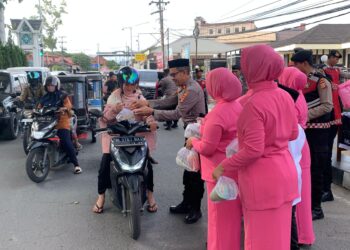 Sambut HUT Korps Sabhara Polri ke-74, Satsamapta Polres Aceh Tengah Bagikan Takjil 