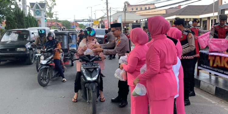 Sambut HUT Korps Sabhara Polri ke-74, Satsamapta Polres Aceh Tengah Bagikan Takjil