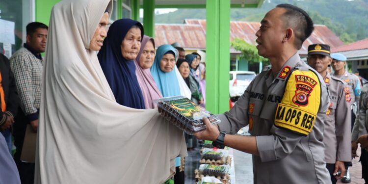 Jumat Berkah, Polres Aceh Tengah Salurkan Sembako untuk Warga Kayu Kul