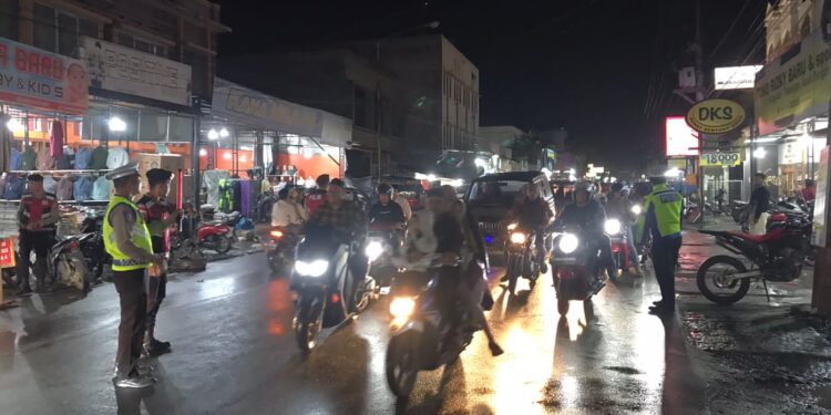 Mau Tahu Kondisi Arus Lalu Lintas di Pusat Perbelanjaan di Kota Takengon ? Pantengin Live Report Personel Satlantas Polres Aceh Tengah