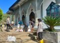 Jelang Lebaran, Personel Polres Aceh Tengah Gotong Royong Bersihkan Dua Masjid