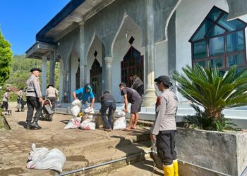 Jelang Lebaran, Personel Polres Aceh Tengah Gotong Royong Bersihkan Dua Masjid