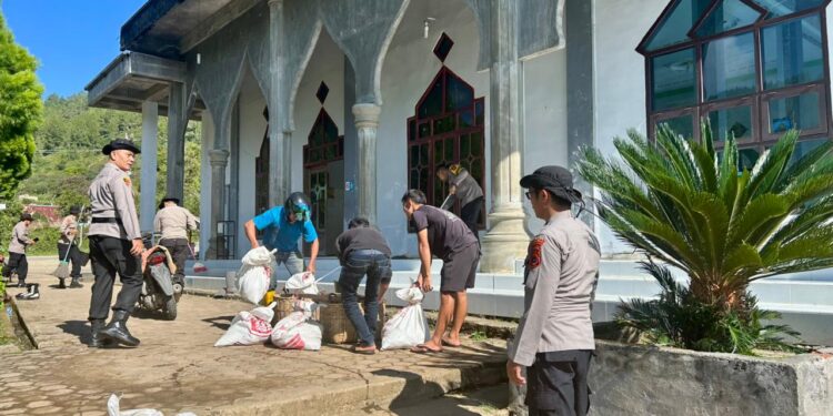 Jelang Lebaran, Personel Polres Aceh Tengah Gotong Royong Bersihkan Dua Masjid