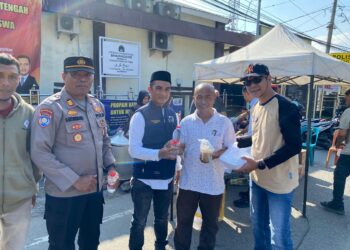 Jumat Berkah, Personel Polres Aceh Tengah Bagikan Makanan dan Bubur Gratis untuk Pengguna Jalan
