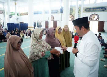Bupati Haili Yoga Serahkan Insentif Guru Mengaji dan Pengurus Masjid, Tegaskan Komitmen Tingkatkan Kesejahteraan