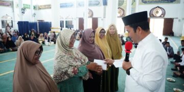 Bupati Haili Yoga Serahkan Insentif Guru Mengaji dan Pengurus Masjid, Tegaskan Komitmen Tingkatkan Kesejahteraan