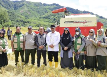 Wabup Aceh Tengah Uji Coba Mesin Combine Harvester Bantuan Kementerian Pertanian di Pegasing