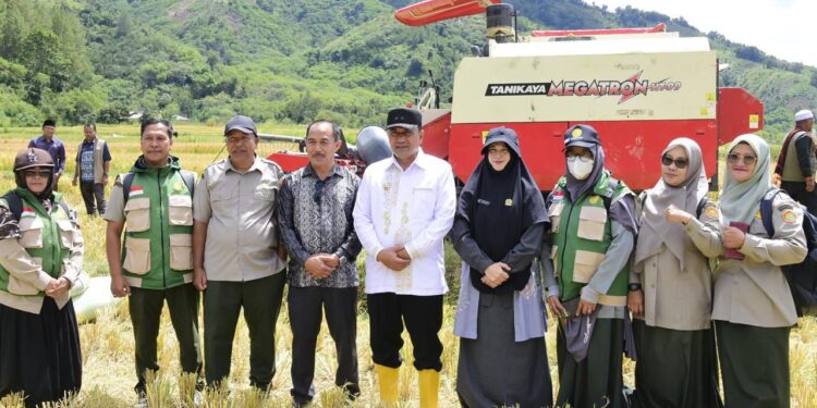 Wabup Aceh Tengah Uji Coba Mesin Combine Harvester Bantuan Kementerian Pertanian di Pegasing