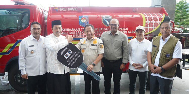 Mendagri Serahkan Mobil Damkar Multifungsi Fire Hawk FWS 4000 kepada Pemkab Aceh Tengah
