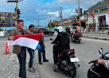 Persatuan Wartawan Indonesia Aceh Tengah Bagikan Bendera Merah Putih Gratis