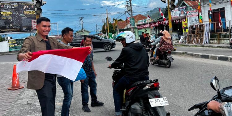 Persatuan Wartawan Indonesia Aceh Tengah Bagikan Bendera Merah Putih Gratis