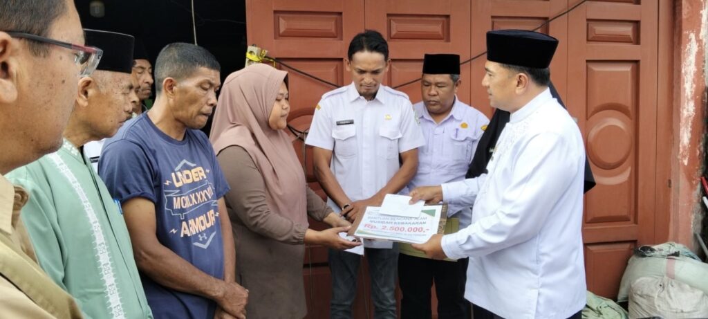 Wakil bupati Muchsin Hasan secara simbolis menyerahkan bantuan uang tunai kepada korban Salihin di Pendere saril, Rabu (16/09/2026)