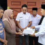 Wakil bupati Muchsin Hasan secara simbolis menyerahkan bantuan uang tunai kepada korban Salihin di Pendere saril, Rabu (16/09/2026)