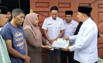 Wakil bupati Muchsin Hasan secara simbolis menyerahkan bantuan uang tunai kepada korban Salihin di Pendere saril, Rabu (16/09/2026)